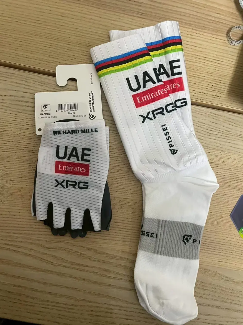 騎行配件到貨實拍：UAE 車隊襪