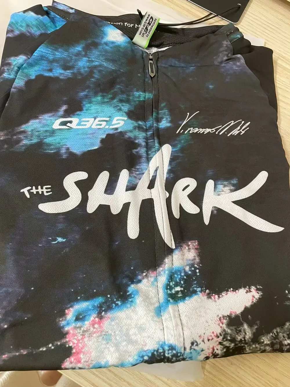 騎行配件到貨實拍：Q36.5 The Shark 車衣