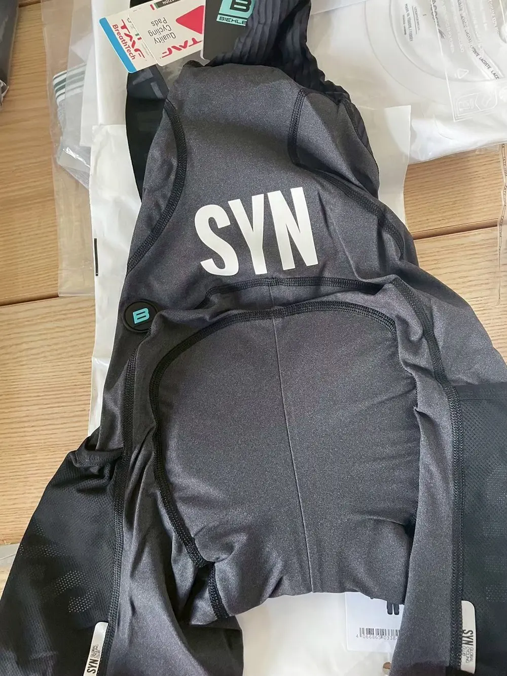 騎行配件到貨實拍：SYN 車衣