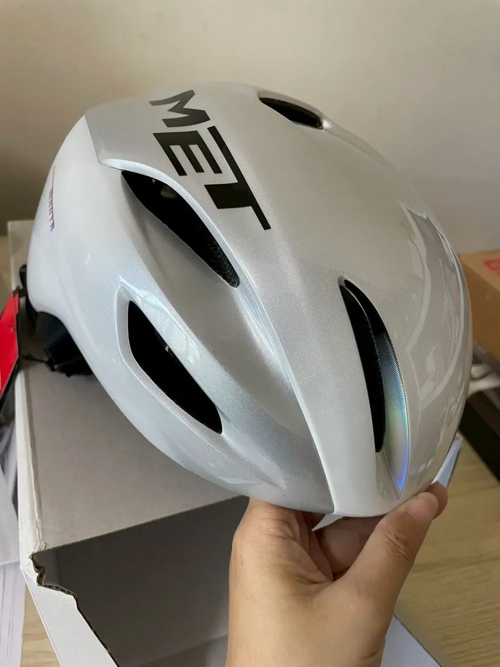 公路安全帽到貨實拍:MET Manta 白色