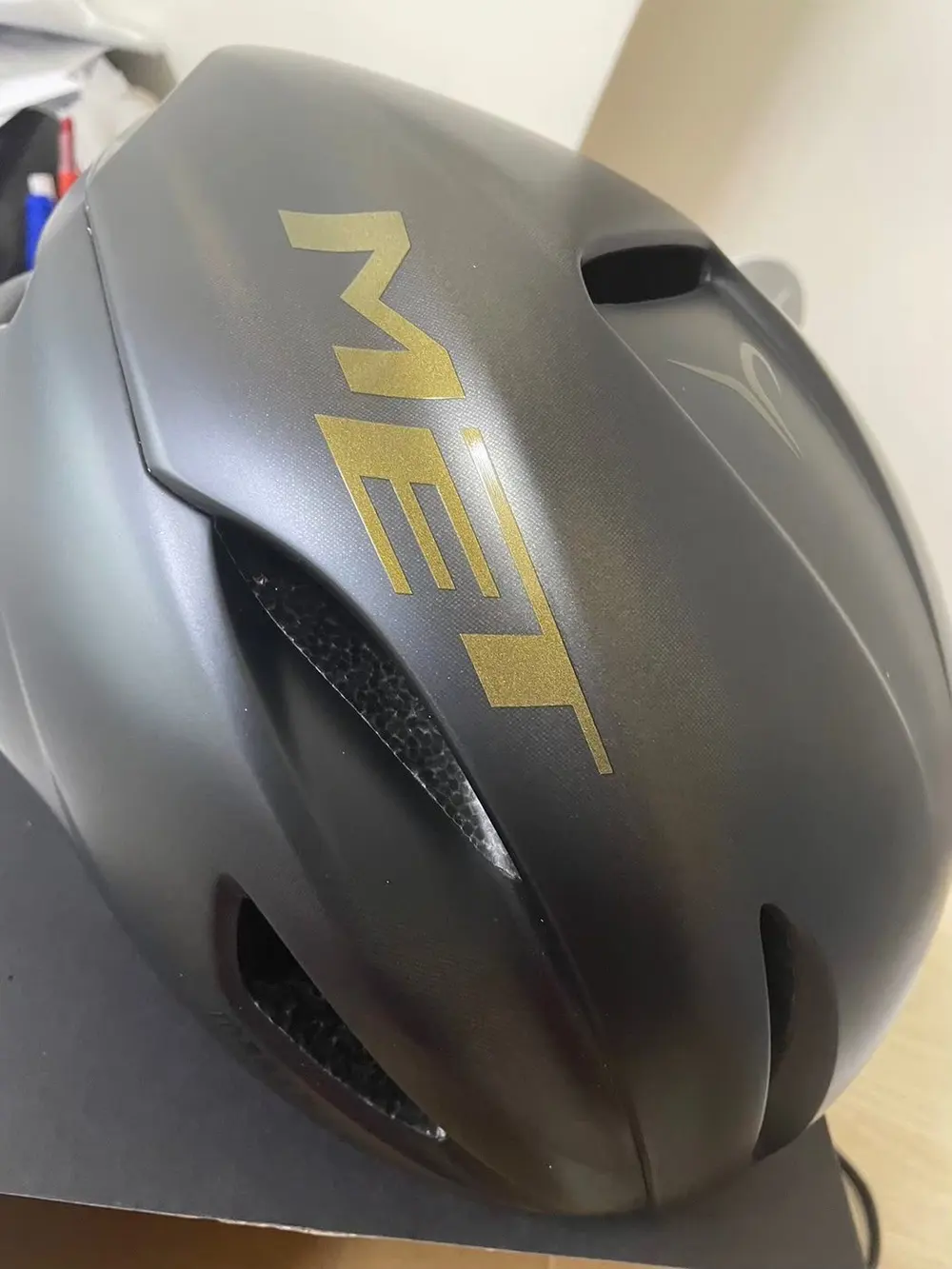 公路安全帽到貨實拍:MET Manta 金色 LOGO