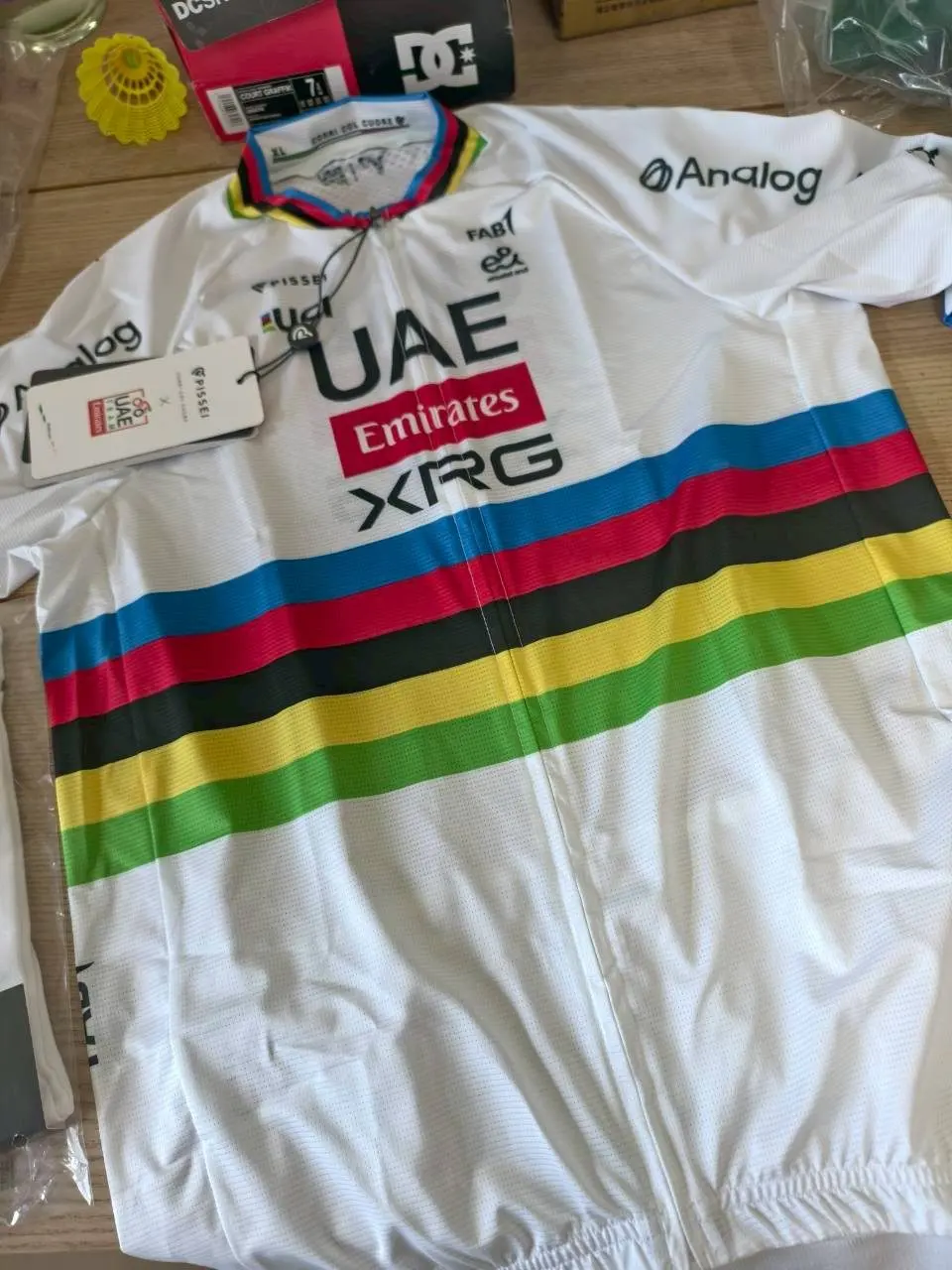 車隊車衣到貨實拍:UAE 世界冠軍彩虹衫