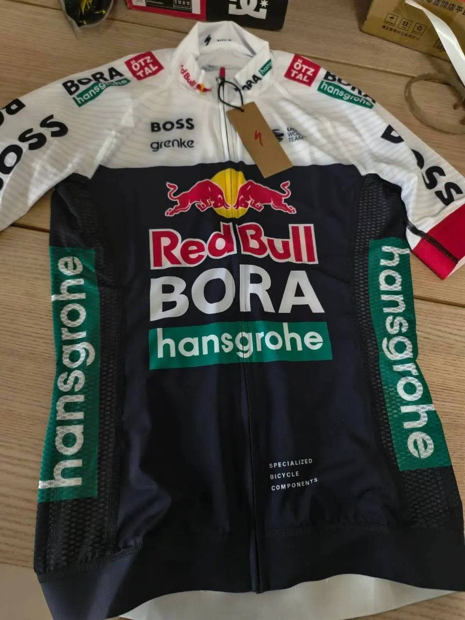 車隊車衣到貨實拍:Red Bull Bora 車衣
