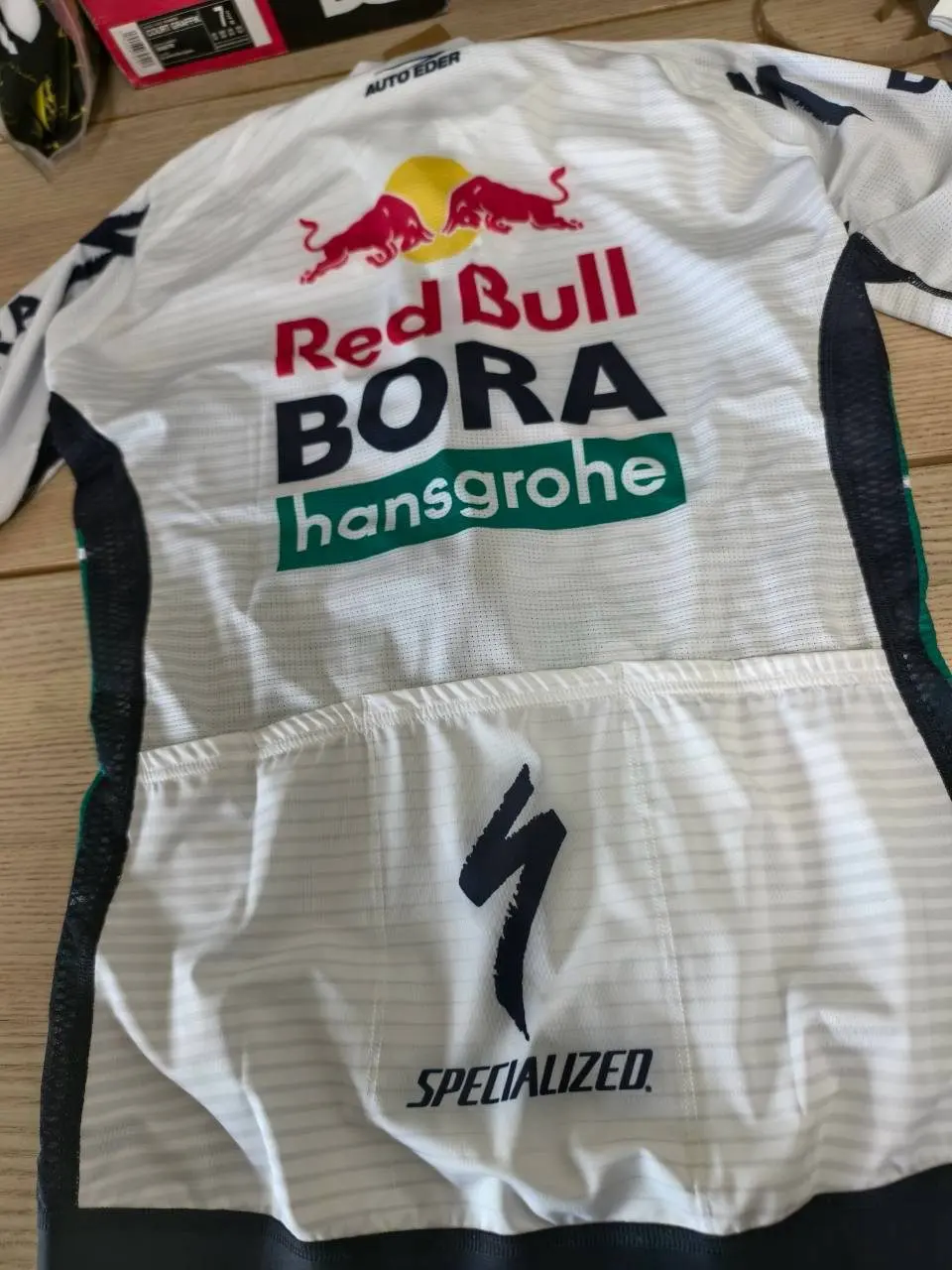 車隊車衣到貨實拍:Red Bull Bora 白色款