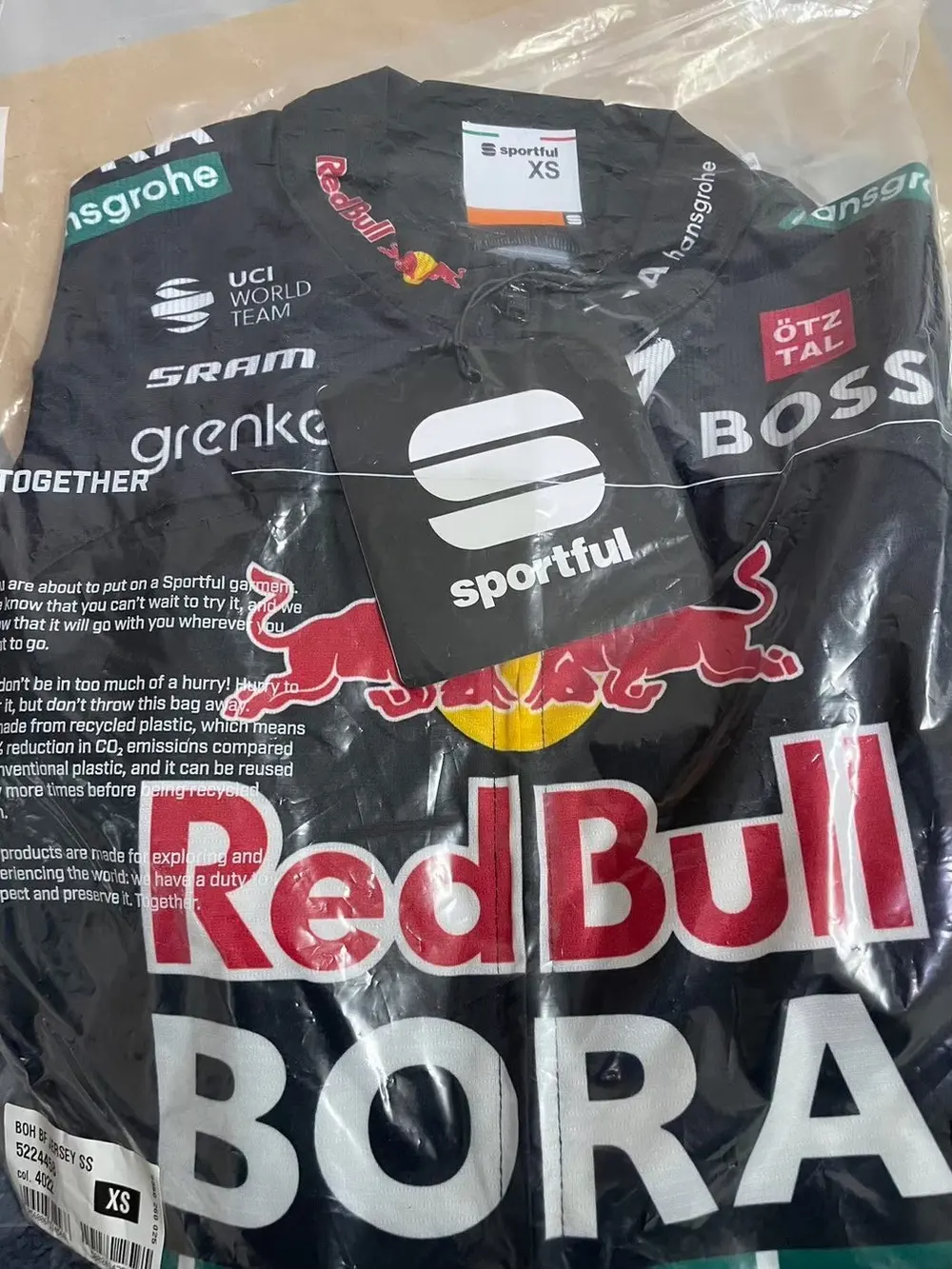 車隊車衣到貨實拍:Red Bull Bora Sportful 車衣