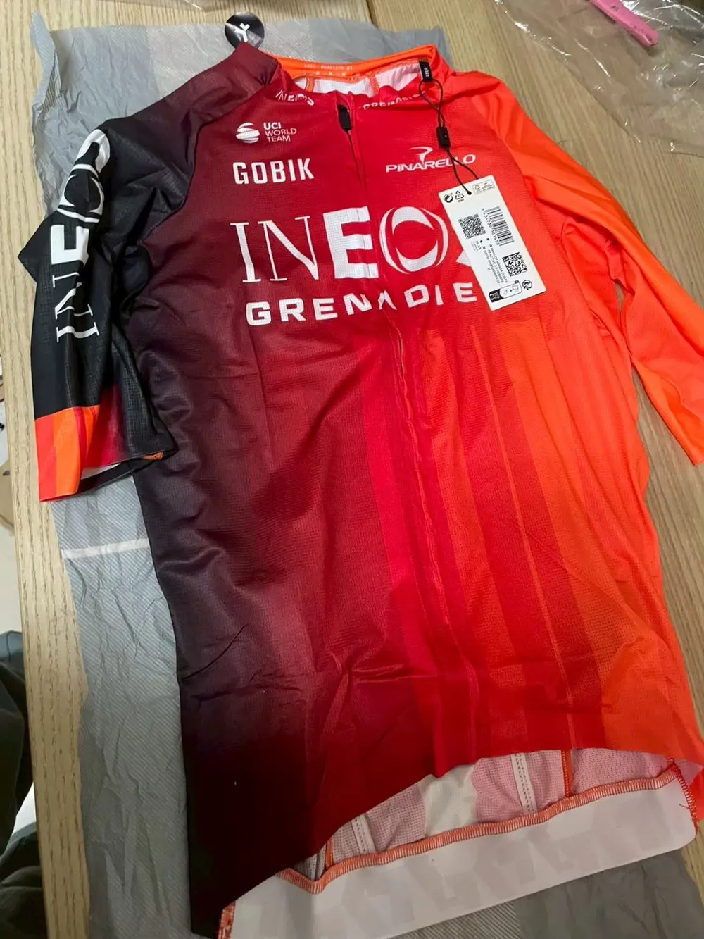 車隊車衣到貨實拍:INEOS Grenadiers 車衣