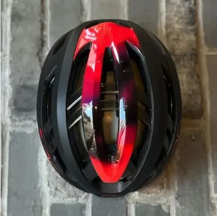 Giro Aries Spherical Special Edition 頂部視角，展示流線通風孔設計