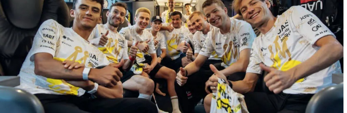 UAE Team Emirates XRG 車隊選手團體實拍照